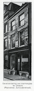 220334 Gezicht op de voorgevel van het Schoenen en Laarzenmagazijn J.H. Paanakker en Co. (Schoutenstraat 11) te Utrecht.